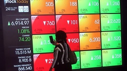 Pengunjung memotret menggunakan ponsel layar elektronik yang menampilkan pergerakan harga saham di Bursa Efek Indonesia (BEI) di Jakarta. (BeritaSatu Photo/Mohammad Defrizal)
