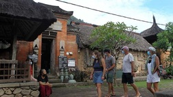 Wisatawan mancanegara saat mengunjungi Desa Tenganan, Karangasem, Bali, beberapa waktu lalu. (Foto: BeritaSatu Photo)