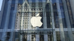 Logo Apple di pintu masuk toko Apple Fifth Ave New York, AS pada 14 September 2016. (FOTO: Don Emmert / AFP)