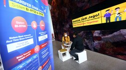 Nasabah mendapatkan pelayanan di Kantor Bank Jago (ARTO) di Jakarta. (BeritaSatu Photo/Mohammad Defrizal)