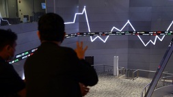 Pengunjung melihat pergerakan harga saham di main hall Bursa Efek Indonesia (BEI), Jakarta. (B-Universe Photo)