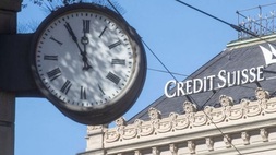 Sebuah jam terlihat di dekat logo bank Swiss Credit Suisse di alun-alun Paradeplatz Zurich, Swiss pada 5 Oktober 2022. (Foto: REUTERS/Arnd Wiegmann)