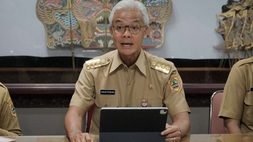 Gubernur Jawa Tengah Ganjar Pranowo saat mengumumkan kenaikan upah minimum provinsi (UMP) Jateng 2023 di Semarang, Senin (28/11/2022). (ANTARA/HO-Humas Pemprov Jateng)