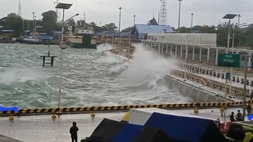 Imbas Cuaca Ekstrem, Kendaraan Penyeberang Menumpuk di Pelabuhan Merak