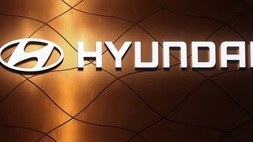 Logo Hyundai Motor Company terlihat di New York International Auto Show di Manhattan, New York City, AS pada 13 April 2022. (FOTO: REUTERS/Andrew Kelly)