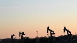 Harga Minyak Ambles 2% Lebih Gara-gara Pasokan OPEC+ dan Data Tenaga Kerja AS