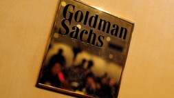 Sebuah plakat untuk raksasa perbankan investasi Goldman Sachs mencerminkan peserta konferensi pers di Hong Kong. (Foto: Richard A. Brooks / AFP)