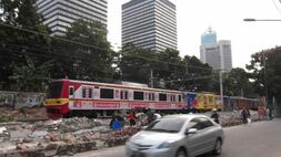 Salah satu moda transportasi massal yang tepat untuk Jakarta, KRL Jabodetabek, melintas di Stasiun Sudirman. Foto ilustrasi: ID/gora kunjana