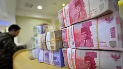 Tumpukan uang kertas rupiah di salah satu bank di Jakarta. (Foto: ANTARA FOTO/Yudhi Mahatma/ss/mes/aa)