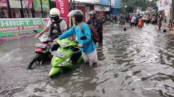 Perbatasan Tangerang-Jakbar Banjir, Pengendara Motor Gunakan Jasa Gerobak
