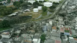 Foto udara suasana lokasi sisa kebakaran Terminal BBM (TBBM) Pertamina Plumpang, yang menjalar ke kawasan pemukiman di jalan Koramil, Koja, Jakarta Utara, Sabtu (4/3/2023).  Terminal BBM (TBBM) Pertamina di Plumpang, Jakarta Utara mengalami kebakaran pada Jumat (3/3/2023). Sedikitnya 17 orang meninggal dunia dan puluhan lainnya terluka, mayoritas warga yang tinggal di buffer zone TBBM Plumpang. B Universe Photo/Joanito De Saojoao.