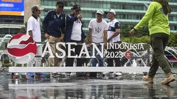 Sekelompok pria berfoto bersama logo Perhimpunan Bangsa Bangsa Asia Tenggara (Asean) yang baru. Indonesia secara resmi menjadi ketua Asean setelah acara Kick Off Keketuaan Indonesia di Asean 2023 pada Minggu (29/01/2023). (Foto: Goh Chai Hin / AFP)