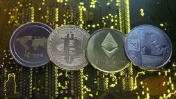 Ilustrasi representasi mata uang virtual Ripple, Bitcoin, Ethereum, dan Litecoin terlihat pada motherboard PC. (Foto: REUTERS/Dado Ruvic)
