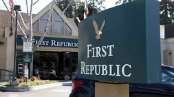 Logo di depan kantor First Republic Bank pada 16 Maret 2023 di Oakland, California, Amerika Serikat. (Foto: Justin Sullivan/Getty Images/AFP)