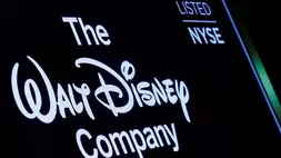 Layar memperlihatkan logo dan simbol ticker The Walt Disney Company di lantai Bursa Efek New York (NYSE) di New York, Amerika Serikat pada 14 Desember 2017. (Foto: Reuters/Brendan McDermid)