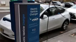 Pengisi daya kendaraan listrik (EV) terlihat sebagai muatan kendaraan di Manhattan, New York, Amerika Serikat pada 7 Desember 2021. (Foto: REUTERS/Andrew Kelly)