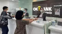 Suasana transaksi di teller PT Bank Oke Indonesia Tbk atau OK Bank. Foto: Bank Oke Indonesia 