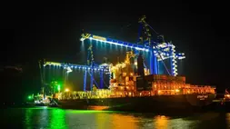 Dua unit container crane di Pelabuhan Kuala Tanjung tengah melakukan kegiatan bongkar muat peti kemas Kapal MV Strait Mas beberapa waktu yang lalu. Ist