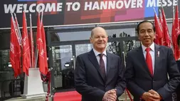 Kanselir Jerman Olaf Scholz (kiri) dan Presiden Joko Widodo berpose pada pembukaan pameran industri Hanover Messe di HCC Hanover Congress Centrum, Hanover, Jerman pada 16 April 2023. Slogan berbunyi 