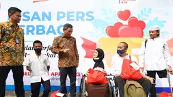 Direktur Utama Bank BTN Nixon LP Napitupulu (ketiiga dari kiri) saat membagikan bantuan kepada masyarakat kurang mampu, termasuk penyandang disabilitas di Jakarta, Selasa (18/4/2023).