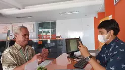 Seorang pensiunan Pelindo menerima Bantuan Uang Sembako Pensiunan Pekerja di Kantor Pos 