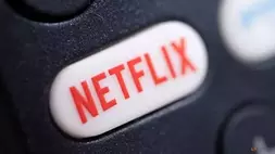 Logo Netflix terlihat di remote kontrol televisi pada 20 Januari 2022. (Foto: REUTERS/Dado Ruvic/Illustration/File Foto)