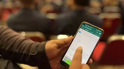 Investor memantau pergerakan saham via smartphone. (B-Universe Photo/David Gita Roza)