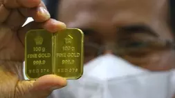 Pramuniaga menunjukkan emas untuk investasi atau batangan Antam di sebuah gerai emas di Malang, Jawa Timur pada 10 Maret 2022. (Foto: ANTARA FOTO/Ari Bowo Sucipto/foc)