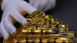 Seorang karyawan menyusun emas batangan di Pabrik Pemisahan Emas dan Perak Austria 