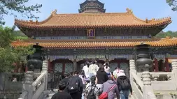 Wisatawan memenuhi Menara Buddha, bangunan tertinggi di Istana Musim Panas, Beijing, Tiongkok pada hari pertama liburan Hari Buruh Internasional pada 1 Mei 2023. (Foto: ANTARA/M. Irfan Ilmie)
