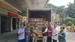 Food Station melakukan pengiriman perdana produk Minyakita ke Pusat Perkulakan JakGrosir milik Perumda Pasar Jaya, yang berlokasi di Area Komplek Pasar Induk Kramat Jati, Jakarta, Jumat (5/5/23).