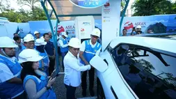Direktur Utama PT PLN (Persero) Darmawan Prasodjo mengecek di lapangan dan memastikan langsung keandalan listrik di semua lokasi penyelenggaraan Konferensi Tingkat Tinggi (KTT) ASEAN dan Stasiun Pengisian Kendaraan Listrik Umum (SPKLU) untuk pengisian daya kendaraan delegasi,Sabtu (6/5) di Labuan Bajo. 
