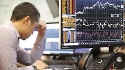 Pialang melihat harga saham melalui monitor di sekuritas, Jakarta. (B-Universe Photo/David Gita Roza)