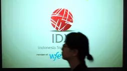Pengunjung melintas di depan logo Bursa Efek Indonesia (BEI), di Jakarta. (B-Universe Photo/Mohammad Defrizal)