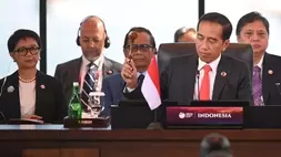 Presiden Indonesia Joko Widodo (kedua kanan) mengetok palu untuk menandai pembukaanKonferensi Tingkat Tinggi (KTT) Ke-42 ASEAN di Labuan Bajo, Manggarai Barat, NTT pada 10 Mei 2023.