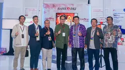 Direktur Utama Bank DKI Fidri Arnaldy (empat dari kiri) di sela acara pembukaan FEKDI tahun 2023 di Jakarta Convention Center, Senin (8/5/2023).