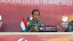 Presiden RI Joko Widodo saat press briefing KTT ke-42 ASEAN 2023 di Bintang Flores Hotel, Nusa Tenggara Timur pada 11 Mei 2023.