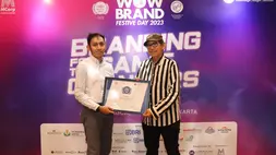 Penyerahan piagam printer Canon meraih penghargaan Indonesia WOW Brand 2023. (IST)