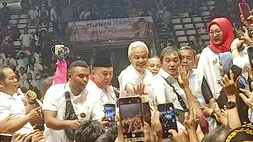 Capres PDIP Ganjar Pranowo bertemu para relawan Jokowi di Hall Basket Gelora Bung Karno (GBK), Senayan, Jakarta, Sabtu (13/5/2023).