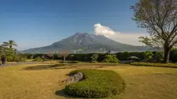 Gunung Sakurajima, simbol Kagoshima, mengalami letusan kecil beberapa kali dalam sehari. (Foto: Chiara Salvadori / Moment / Getty Images)