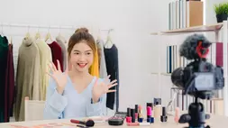 Seorang blogger kecantikan sedang merekam video konten promosi produk kosmetik. (Foto ilustrasi: Freepik)