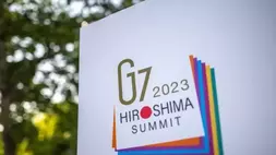 Logo Konferensi Tingkat Tinggi (KTT) G7 Hiroshima tergambar di Hiroshima, Jepang menjelang KTT Pemimpin G7 pada 16 Mei 2023. (Foto: PHILIP FONG/AFP via Getty Images)