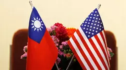 Bendera Taiwan (kiri) dan Amerika Serikat. (Foto: Tyrone Siu/Reuters/File)