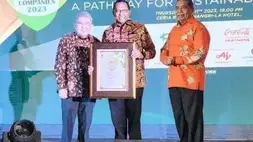 Penyerahan penghargaan Kemal E. Gani selaku Chief Editor SWA Media Group didampingi Sonny Keraf mantan menteri KLHK periode tahun 1999-2001 kepada Dwinanto Kurniawan selaku Direktur Commercial & Support 