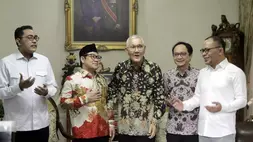 Ketua Umum Partai Kebangkitan Bangsa (PKB) Muhaimin Iskandar bersama pimpinan PKB saat bertemu Wakil Presiden RI ke-6 Try Soetrisno di kediaman Try Soetrisno di Menteng Jakarta, Sabtu, 20 Mei 2023. (Moh. Defrizal)

 