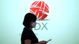 Karyawati melintas di Bursa Efek Indonesia (BEI), di Jakarta. (B-Universe Photo/Mohammad Defrizal)