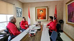 Wali Kota Solo, Gibran Rakabuming Raka (kanan) bertemu Sekretaris Jenderal Partai Demokrasi Indonesia Perjuangan (PDI-P) Hasto Kristiyanto (tengah) guna memenhi panggilan DPP PDI-P di Jakarta, Senin (22/5/2023).
