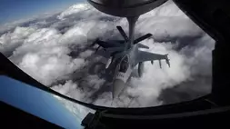 F-16 Angkatan Udara Amerika Serikat (AS) mengisi bahan bakar di tengah penerbangan dari Stratotanker KC-135 selama latihan Bendera Merah di atas Rentang Tes dan Pelatihan Nevada, AS pada 10 Februari 2014. (Foto: John Locher/Las Vegas Review-Journal via AP)