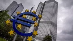 Patung Euro berdiri di depan bekas markas Bank Sentral Eropa (ECB) di Frankfurt, Jerman pada 23 Mei 2023. ECB merayakan tanggal pendiriannya 25 tahun lalu. (Foto: AP/Michael Probst)