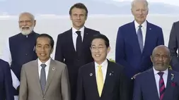 Pemimpin dunia dari G7 dan negara undangan (baris atas dari kiri ke kanan) Perdana Menteri (PM) India Narendra Modi, Presiden Prancis Emmanuel Macron, Presiden Amerika Serikat Joe Biden, (baris bawah dari kiri ke kanan) Presiden Indonesia Joko Widodo, PM Jepang Fumio Kishida, dan Presiden Komoro Azali Assoumani berpose untuk foto saat KTT Pemimpin G7 di Hiroshima, Jepang barat pada 20 Mei 2023. (Foto: Japan Pool via AP, File)